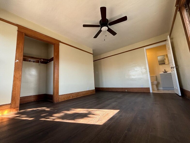 Building Photo - 526 W 49th St