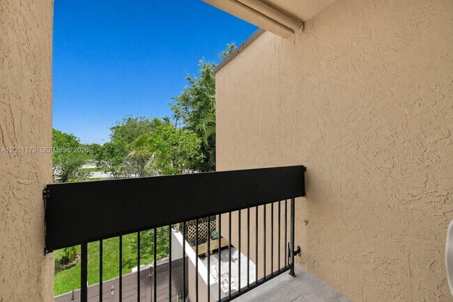 Building Photo - 9133 Fontainebleau Blvd