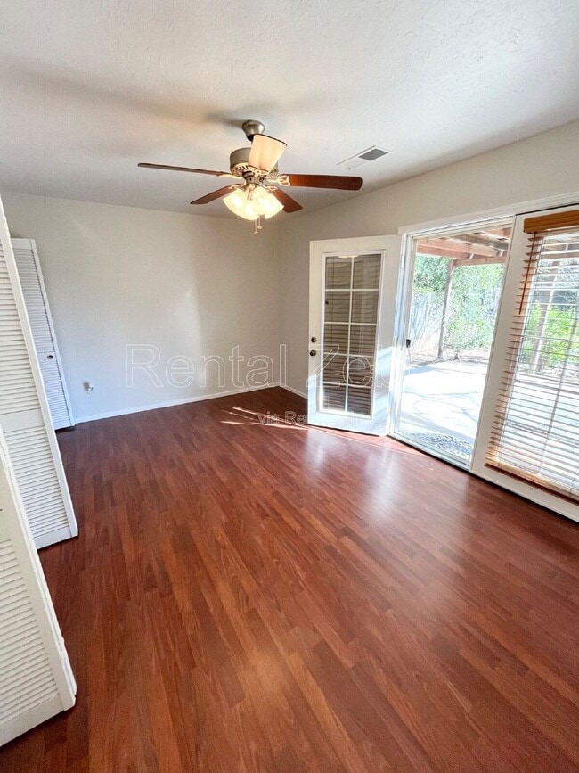 Building Photo - 687 Vallie Ct