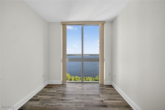 Building Photo - 3000 Oasis Grand Blvd