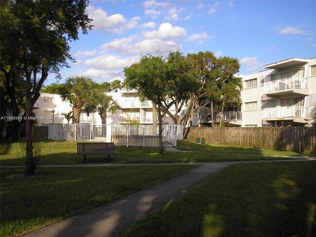 Building Photo - 7725 N Kendall Dr