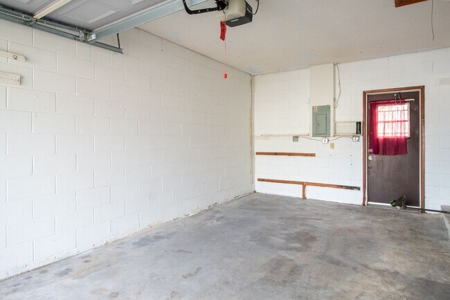 Building Photo - Move-In Ready 3-Bedroom, 2-Bathroom Rental...