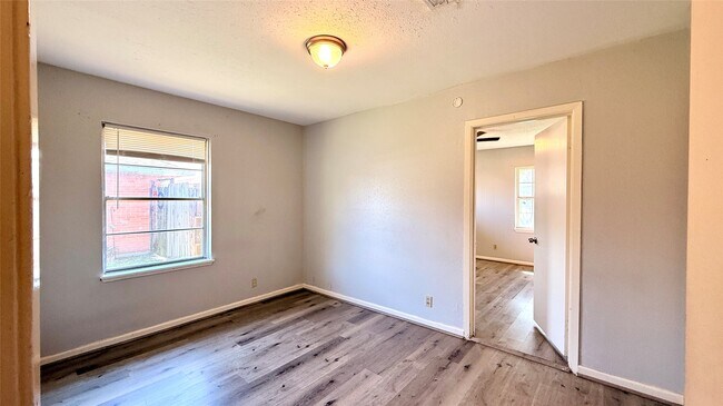 Building Photo - 10502 Ambursen St