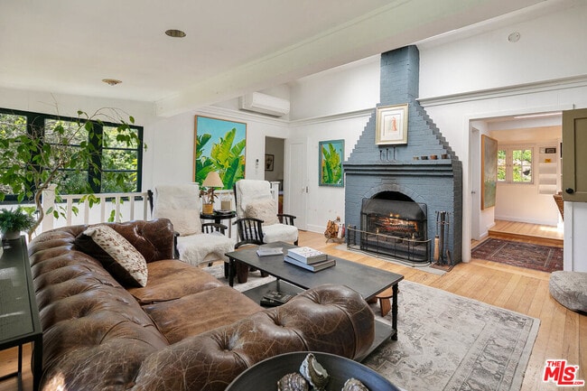 Building Photo - 913 Fernwood Pacific Dr