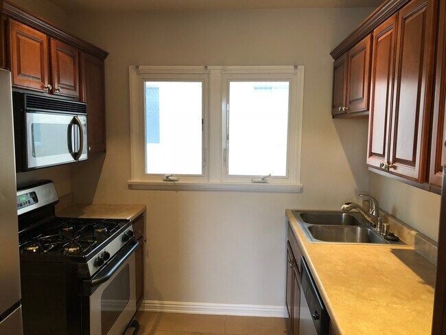 Building Photo - 1013 N La Jolla Ave