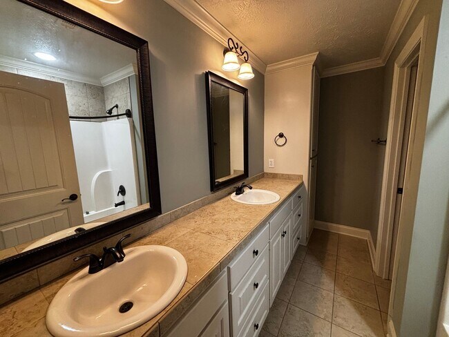 Building Photo - 990 Clubhouse Dr