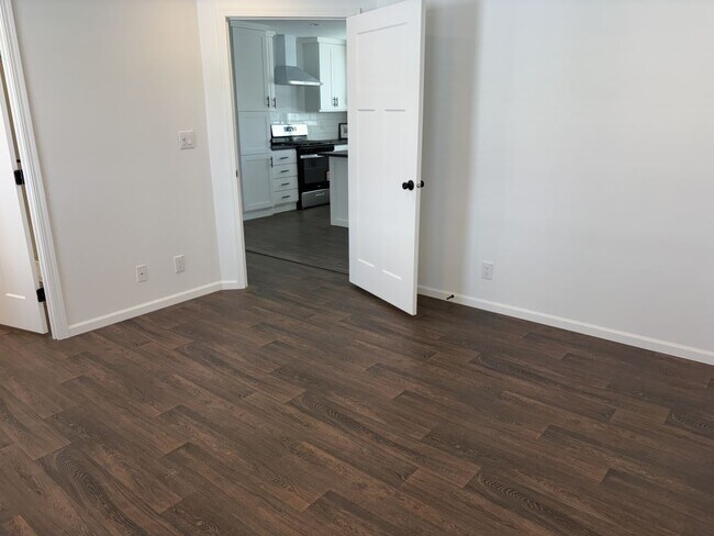 Building Photo - 13940 Burgundy Ave