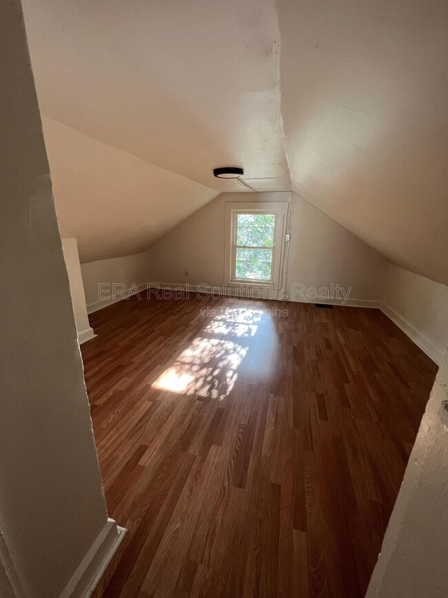 Building Photo - 164 Forest Ave