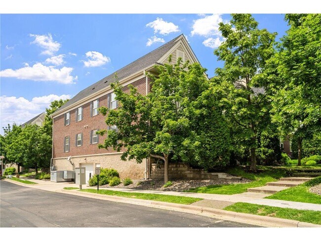 Building Photo - 1530 Zarthan Ave S