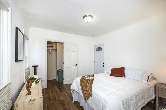 Building Photo - 3440 Oak Knoll Blvd