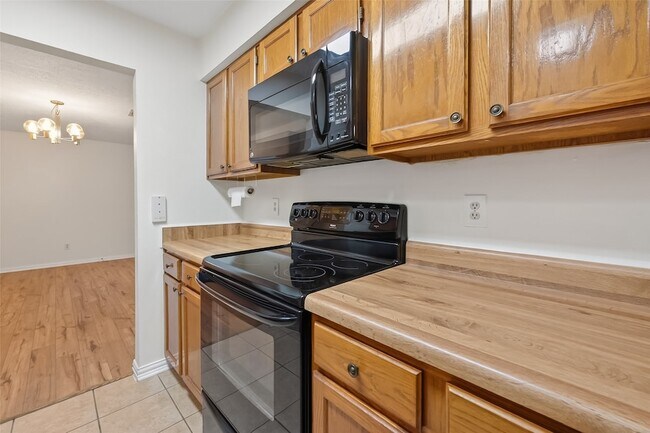 Building Photo - 21623 Crescent Heights St