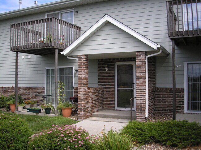 Building Photo - 2, BD IN BRANDON, JUST MINUTES FROM SF. CE...