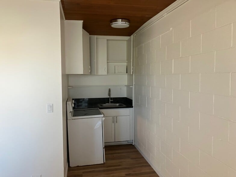 Building Photo - 1570 Pohaku St