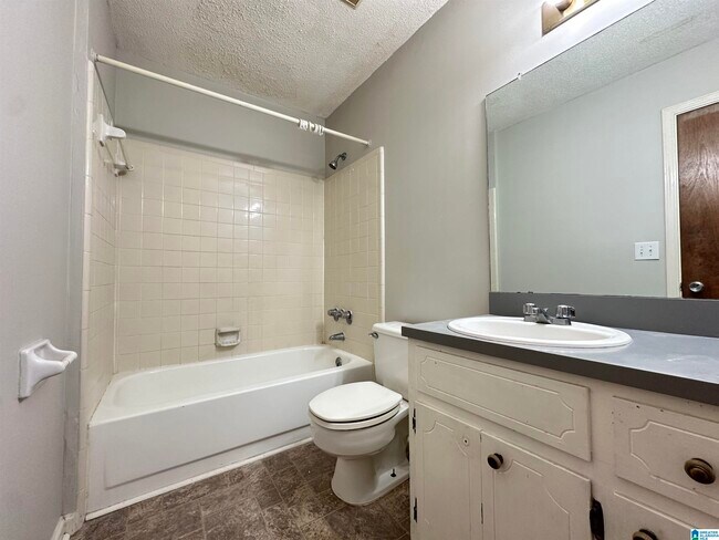 Building Photo - 2404 Hampstead Dr