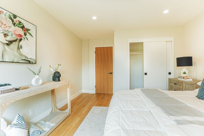 Building Photo - 30+ Day Fully Stylishly furnished & Tastef...