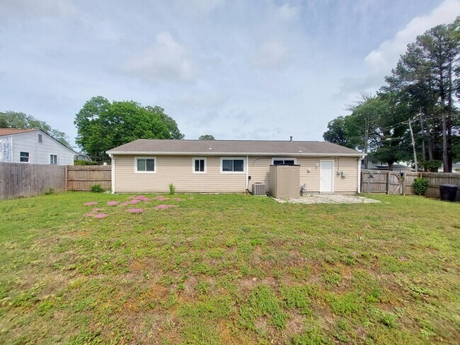 Building Photo - BEAUTIFUL 3 BD/ 1 BTH CORNER LOT WITH W/D ...