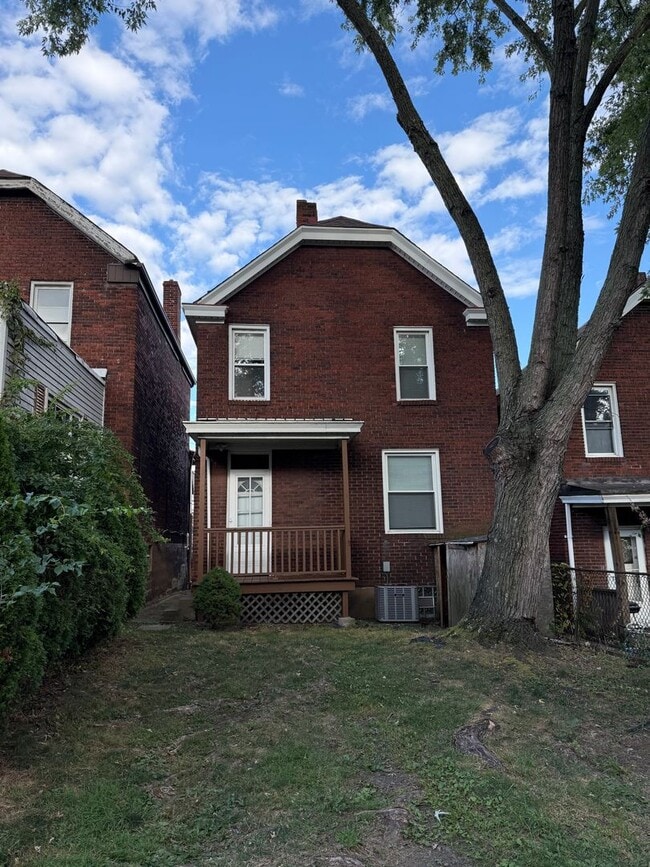 Building Photo - Updated 3BR 1 bath house with off street p...