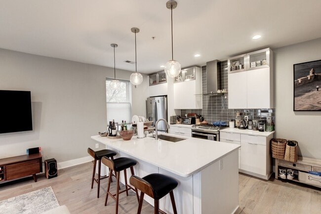 Building Photo - Stunning premium corner Townhome condo in ...