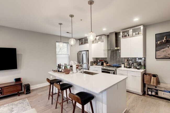 Building Photo - Stunning premium corner Townhome condo in the desirable Eckington neighborhood!