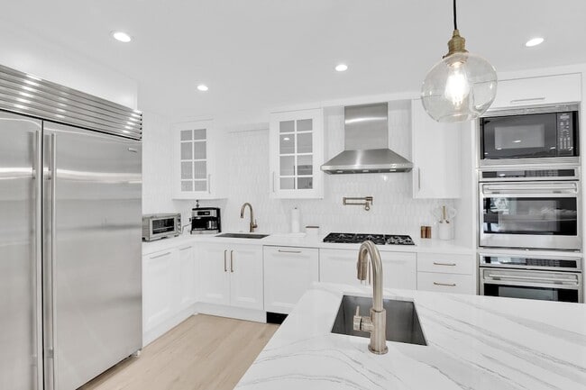 Building Photo - 3210 Palm Dr