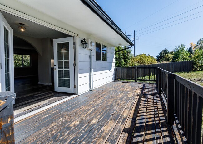 Building Photo - Charming 3 Bed Home Centrally located, Lar...