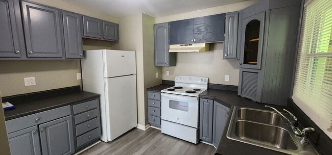 Building Photo - 3 BR/ 1 BA Single Family Home