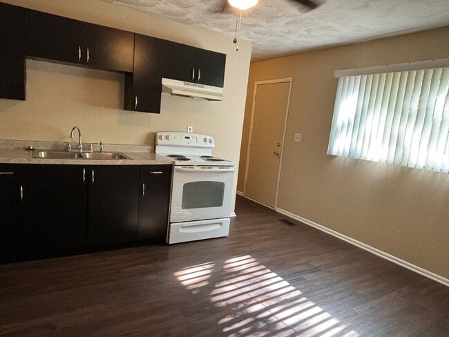 Building Photo - %50 OFF FIRST MONTH'S RENT! Spacious 3 bedroom home with large backyard deck!