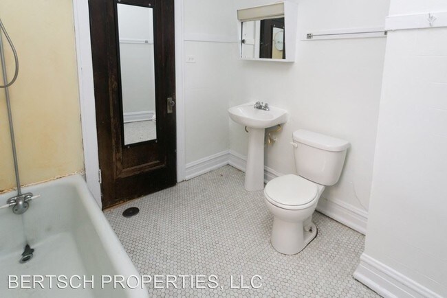 Building Photo - 4500 W Sunnyside Ave