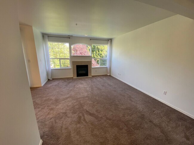 Building Photo - Spacious Townhome - Dual Master Bedrooms a...