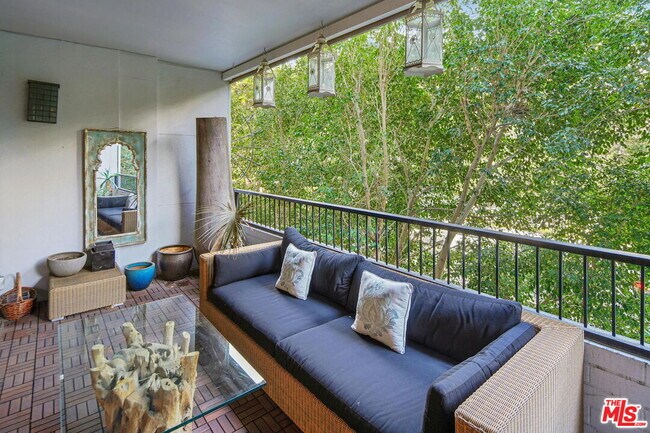 Building Photo - 1100 Alta Loma Rd