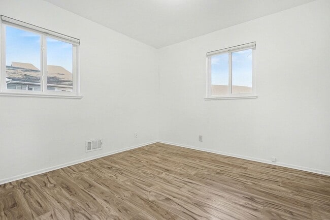 Building Photo - Conveniently Located 2BR with Large Yard