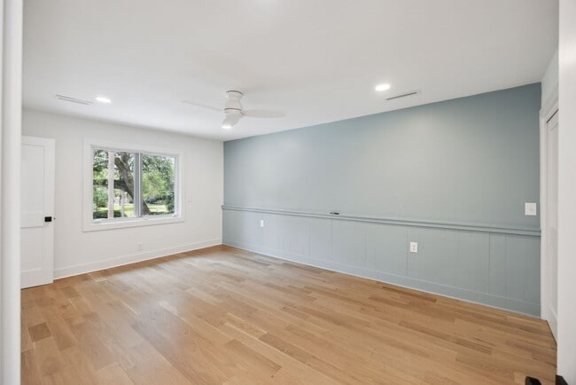 Building Photo - Available 6/15. Stunning, Fully-Rennovated...