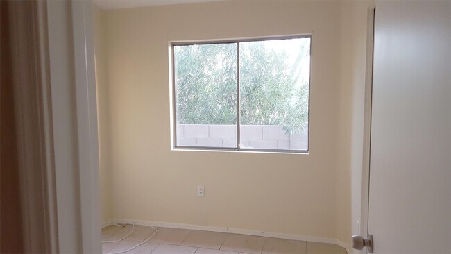 Building Photo - 5040 S Maple Ct