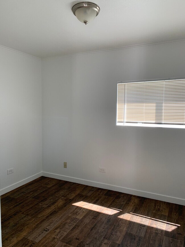 Building Photo - Very Cute 2 bedroom, 3/4 bath updated home...