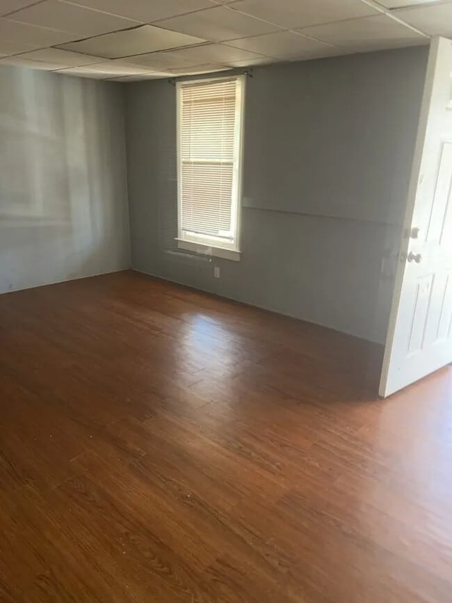 Building Photo - 3 Bedroom 1.5 Bathroom