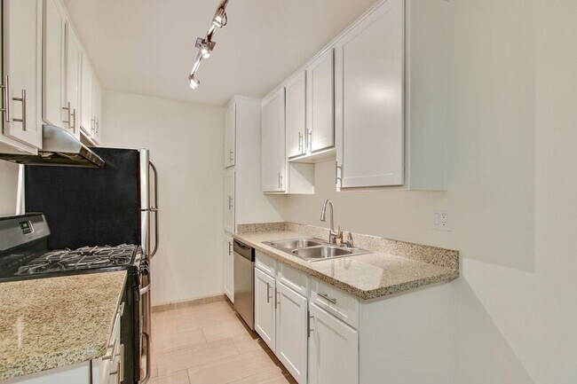 Building Photo - 514 S Catalina St