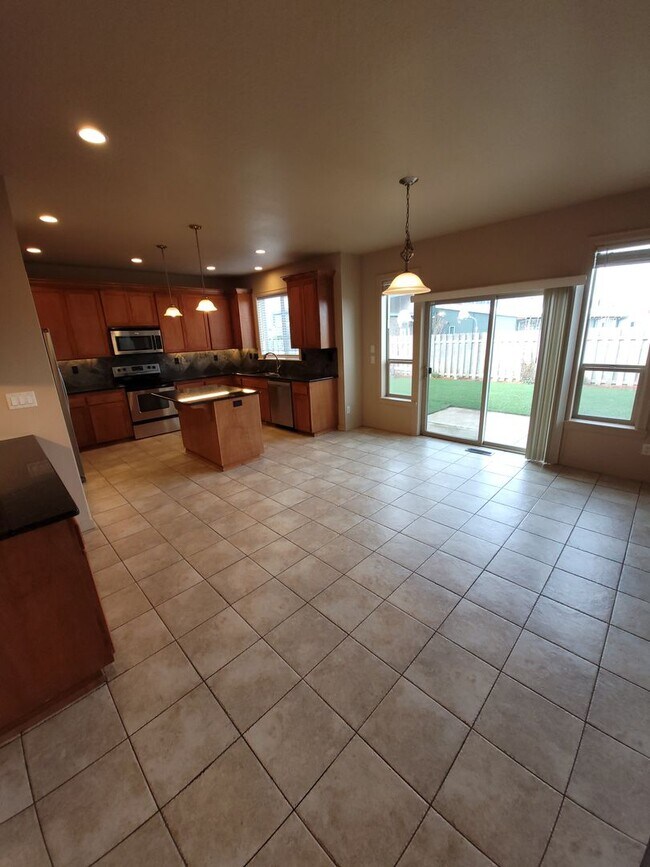 Building Photo - Beautiful 5 bedroom 3 bath home in Lebanon