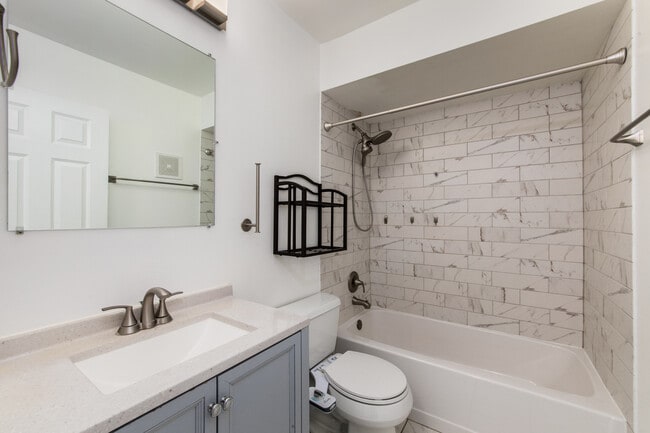 Building Photo - 9379 Bay Colony Dr