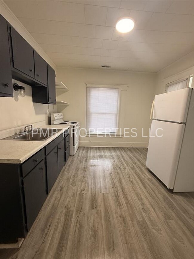 Building Photo - 902 5th Ave