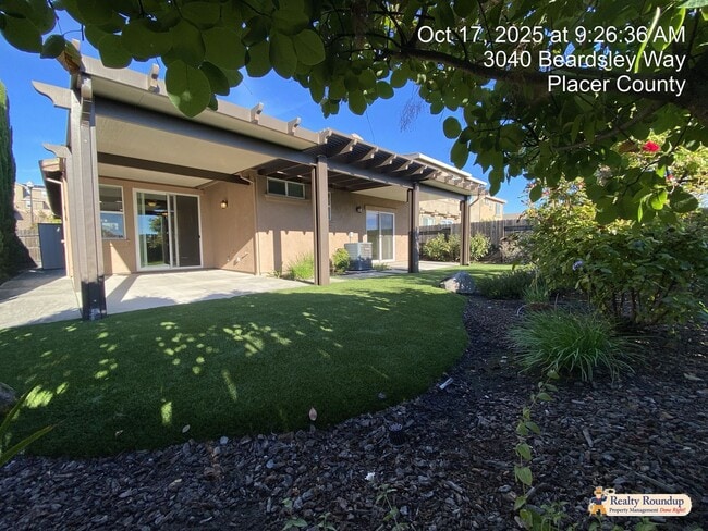 Building Photo - Pristinely Maintained Roseville Home with ...