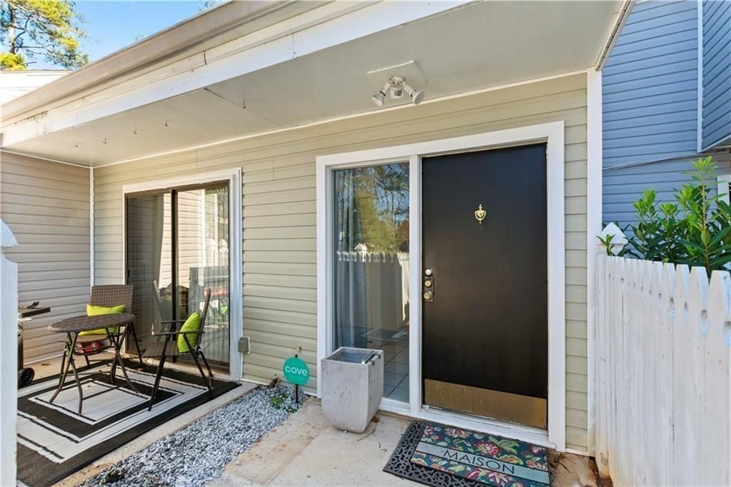 Building Photo - 2685 Meadowlawn Dr