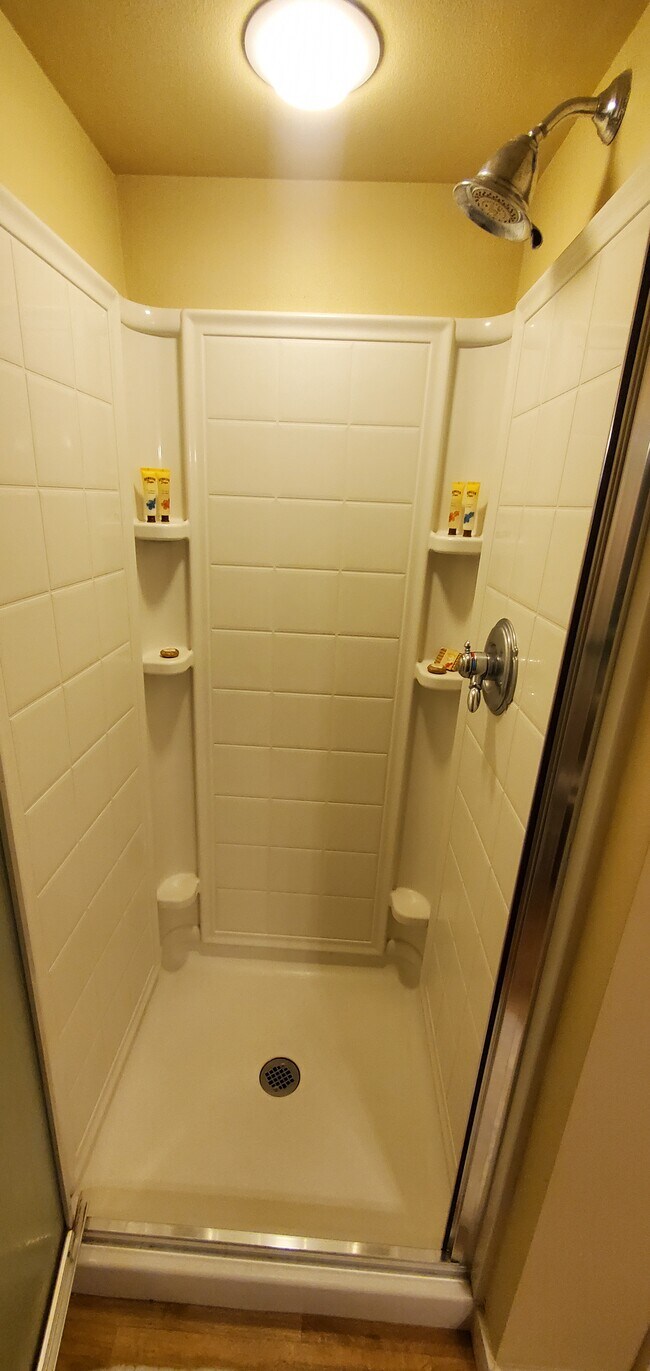 Building Photo - 1611 Vernon Rd