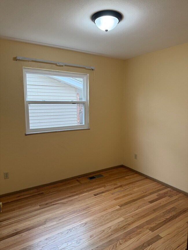 Building Photo - 3 Bedroom 3.5 Bathroom Home In Ballwin