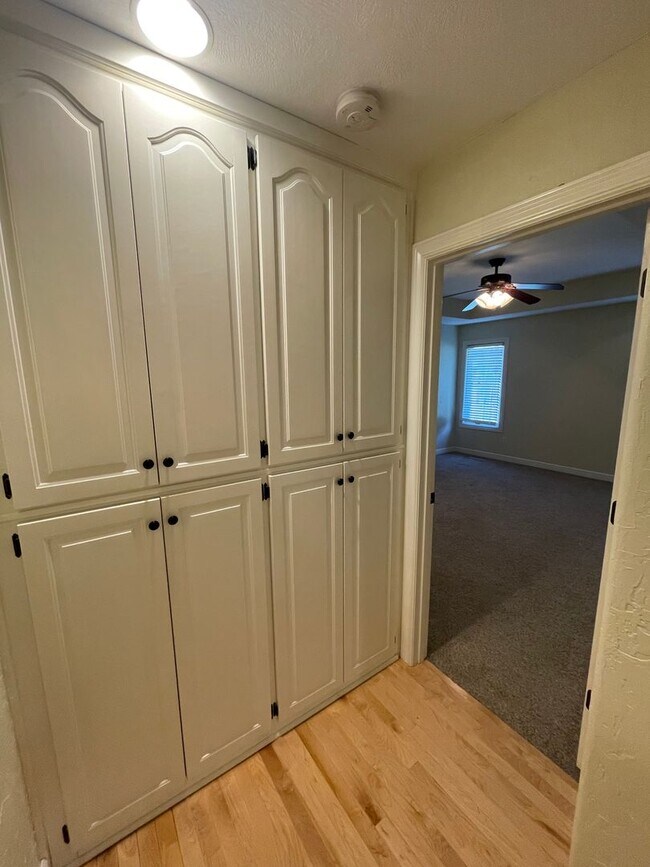 Building Photo - Very spacious 3 bed 2 bath 3 car garage!  ...