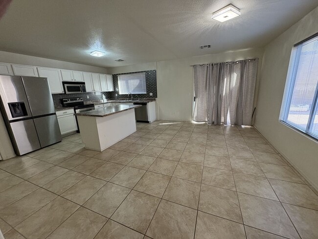 Building Photo - Riverhaven Great Central Location