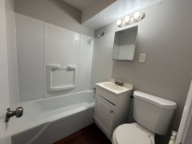 Building Photo - 2 Bed / 1 Bath apartment in triplex 2nd Av...