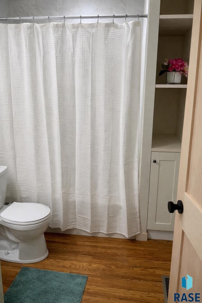 Building Photo - 920 S Summit Ave