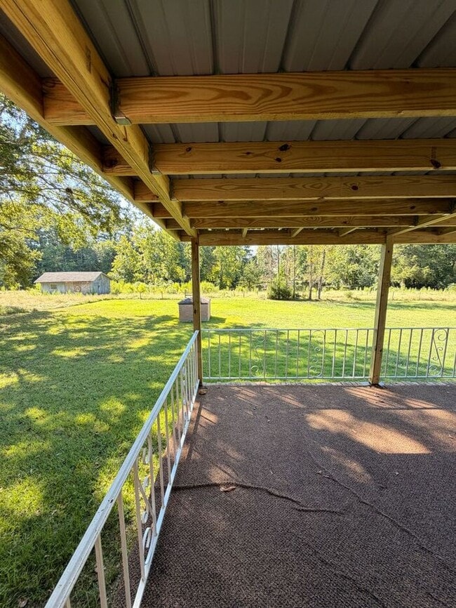 Building Photo - Home on 2.5 Acres in laurens!!