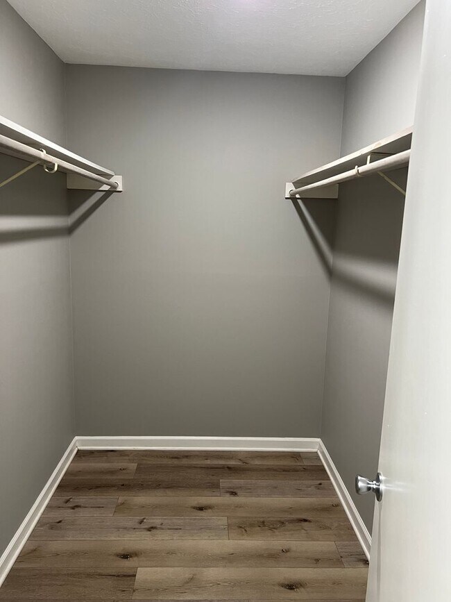 Building Photo - 2 Bed/ 1.5 Bath Townhome