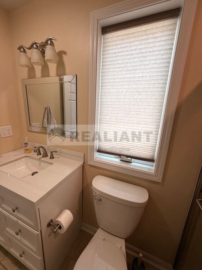 Building Photo - 438 Kenton St